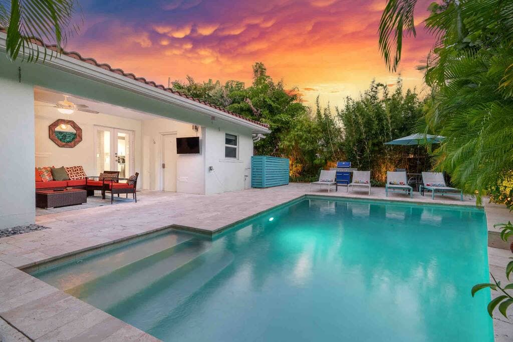 3/2 Heated Pool Home - Walk to Wilton Drive